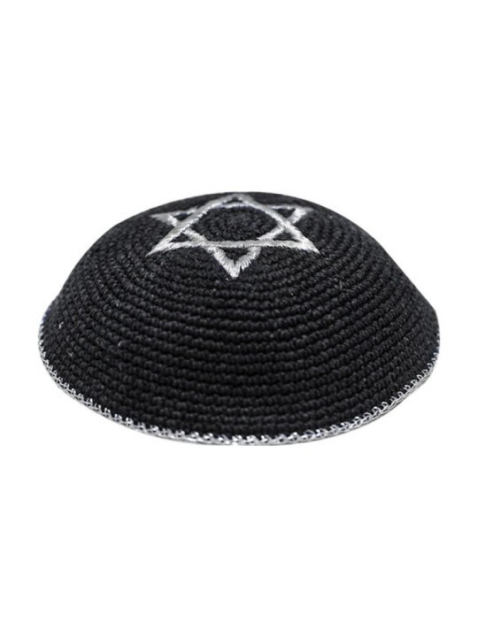 כיפה סרוגה שחורה עם מגן דוד כסף ו... | כיפה סרוגה
